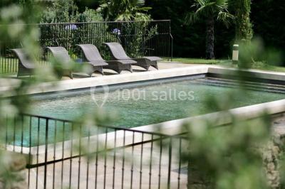 Miniature Location salle Sorgues (Vaucluse) - Château La Tour Vaucros #8 Terrain de tennis entouré d'arbres et de végétation, avec un olivier au premier plan.