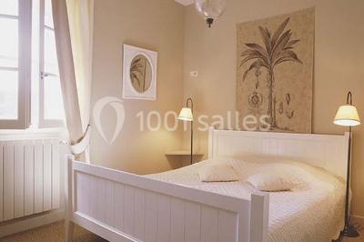 Miniature Location salle Sorgues (Vaucluse) - Château La Tour Vaucros #11 Terrain de tennis entouré d'arbres et de végétation, avec un olivier au premier plan.