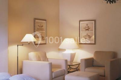 Miniature Location salle Sorgues (Vaucluse) - Château La Tour Vaucros #10 Terrain de tennis entouré d'arbres et de végétation, avec un olivier au premier plan.