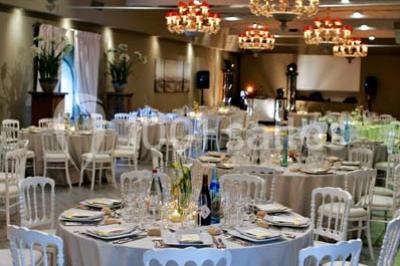 Miniature Location salle Sorgues (Vaucluse) - Château La Tour Vaucros #12 Terrain de tennis entouré d'arbres et de végétation, avec un olivier au premier plan.