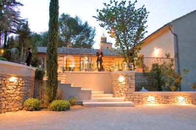 Miniature Location salle Sorgues (Vaucluse) - Château La Tour Vaucros #17 Terrain de tennis entouré d'arbres et de végétation, avec un olivier au premier plan.