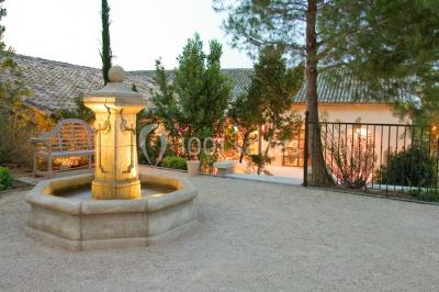 Miniature Location salle Sorgues (Vaucluse) - Château La Tour Vaucros #18 Terrain de tennis entouré d'arbres et de végétation, avec un olivier au premier plan.