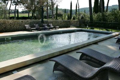 Miniature Location salle Sorgues (Vaucluse) - Château La Tour Vaucros #23 Terrain de tennis entouré d'arbres et de végétation, avec un olivier au premier plan.