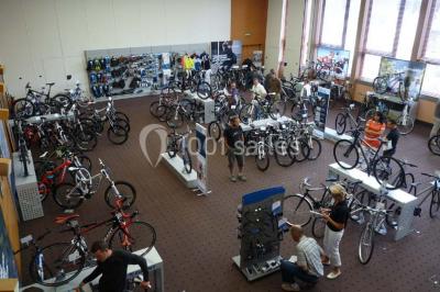 Salle de réunion lumineuse avec table ovale, chaises, paperboard et vue sur la Tour Eiffel à travers de grandes fenêtres.