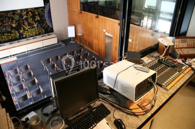 Salle de réunion lumineuse avec table ovale, chaises, paperboard et vue sur la Tour Eiffel à travers de grandes fenêtres.