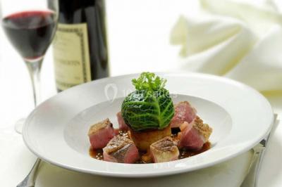 Plateau de petits canapés variés garnis de légumes, fromage, œufs de poisson et décorations colorées.