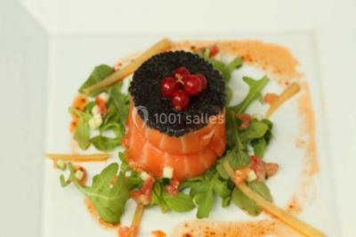 Plateau de petits canapés variés garnis de légumes, fromage, œufs de poisson et décorations colorées.