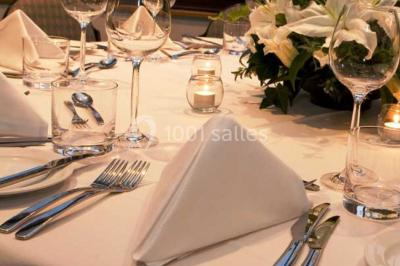 Plateau de petits canapés variés garnis de légumes, fromage, œufs de poisson et décorations colorées.