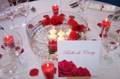 Plateau de petits canapés variés garnis de légumes, fromage, œufs de poisson et décorations colorées.