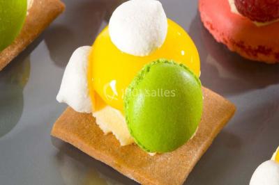 Plateau de petits canapés variés garnis de légumes, fromage, œufs de poisson et décorations colorées.