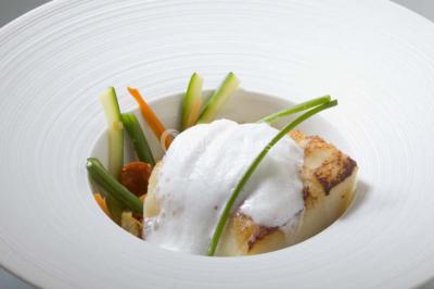 Plateau de petits canapés variés garnis de légumes, fromage, œufs de poisson et décorations colorées.