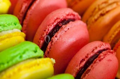 Plateau de petits canapés variés garnis de légumes, fromage, œufs de poisson et décorations colorées.