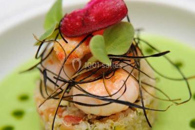 Plateau de petits canapés variés garnis de légumes, fromage, œufs de poisson et décorations colorées.