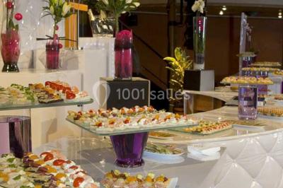 Plateau de petits canapés variés garnis de légumes, fromage, œufs de poisson et décorations colorées.
