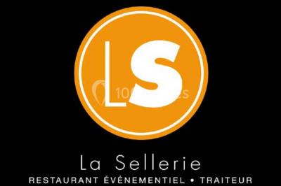 Plateau de petits canapés variés garnis de légumes, fromage, œufs de poisson et décorations colorées.