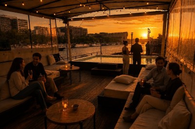 Miniature Location salle Paris 13 (Paris) - Le Playtime #17 Bateau de croisière moderne naviguant sur un canal, accompagné de deux bateaux plus petits, près d'une terrasse animée.
