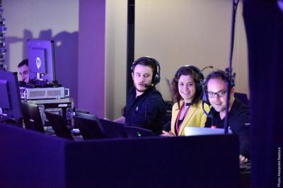 Dessert au chocolat garni de mangue, copeaux de noix de coco et pistaches, présenté sur une assiette verte.