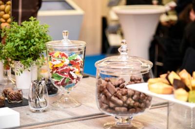 Dessert au chocolat garni de mangue, copeaux de noix de coco et pistaches, présenté sur une assiette verte.