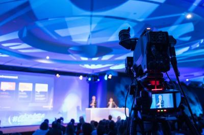 Dessert au chocolat garni de mangue, copeaux de noix de coco et pistaches, présenté sur une assiette verte.