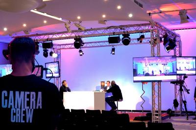 Dessert au chocolat garni de mangue, copeaux de noix de coco et pistaches, présenté sur une assiette verte.