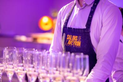 Dessert au chocolat garni de mangue, copeaux de noix de coco et pistaches, présenté sur une assiette verte.
