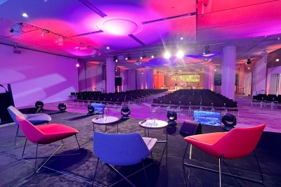 Dessert au chocolat garni de mangue, copeaux de noix de coco et pistaches, présenté sur une assiette verte.