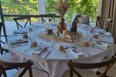 Un couple en tenue de mariage pose dans un champ d'oliviers sous une lumière douce.