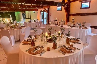 Table garnie de pâtisseries, macarons, fruits et biscuits, disposée en extérieur avec un jardin en arrière-plan.