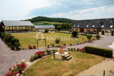 Lit double avec tête de lit sombre, draps gris et blancs, encadré par deux tables de chevet avec lampes, dans une chambre…