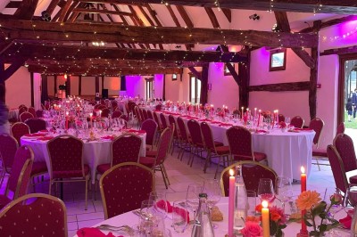 Table garnie de pâtisseries, macarons, fruits et biscuits, disposée en extérieur avec un jardin en arrière-plan.