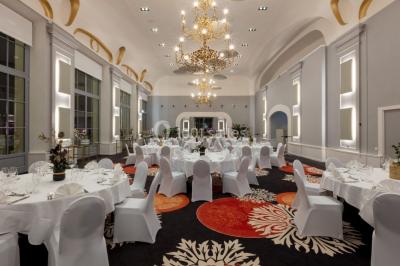 Un couple en tenue de mariage danse au milieu d'une salle de casino entourée de machines à sous.