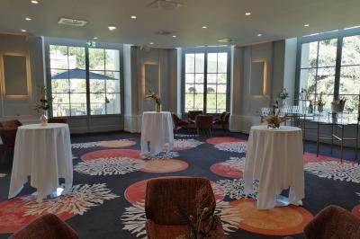 Un couple en tenue de mariage danse au milieu d'une salle de casino entourée de machines à sous.