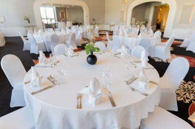 Un couple en tenue de mariage danse au milieu d'une salle de casino entourée de machines à sous.