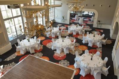 Un couple en tenue de mariage danse au milieu d'une salle de casino entourée de machines à sous.