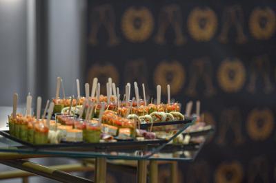 Un couple en tenue de mariage danse au milieu d'une salle de casino entourée de machines à sous.