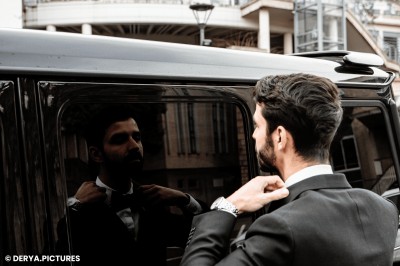 Un couple en tenue de mariage danse au milieu d'une salle de casino entourée de machines à sous.