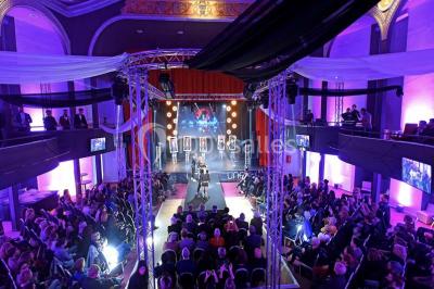 Plateaux de verrines et amuse-bouches variés présentés sur une table lors d'un événement ou d'une réception.