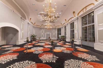 Plateaux de verrines et amuse-bouches variés présentés sur une table lors d'un événement ou d'une réception.