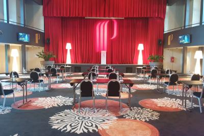 Plateaux de verrines et amuse-bouches variés présentés sur une table lors d'un événement ou d'une réception.