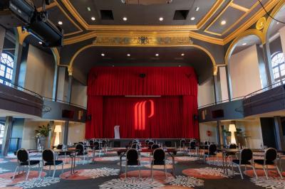 Plateaux de verrines et amuse-bouches variés présentés sur une table lors d'un événement ou d'une réception.