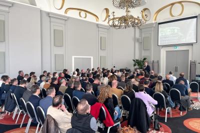 Plateaux de verrines et amuse-bouches variés présentés sur une table lors d'un événement ou d'une réception.