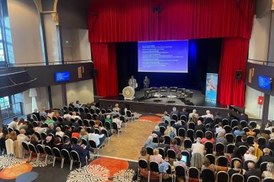 Plateaux de verrines et amuse-bouches variés présentés sur une table lors d'un événement ou d'une réception.