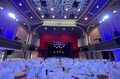 Plateaux de verrines et amuse-bouches variés présentés sur une table lors d'un événement ou d'une réception.