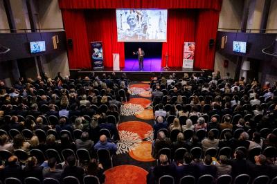 Plateaux de verrines et amuse-bouches variés présentés sur une table lors d'un événement ou d'une réception.