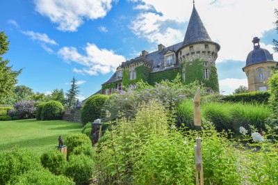 Miniature Location salle Saint-Médard-d'Excideuil (Dordogne) - Domaine d'Essendiéras #4 Vue aérienne d'un terrain de golf verdoyant avec des arbres alignés et un paysage vallonné sous un ciel ensoleillé.
