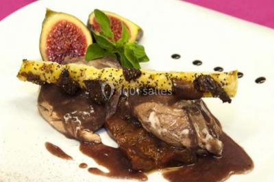 Camion noir de traiteur ’Le Quai Fleuri’ garé devant un bâtiment, avec visuels de prestations culinaires sur les panneaux.