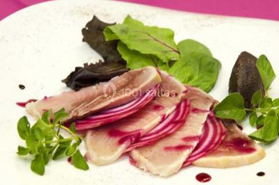 Camion noir de traiteur ’Le Quai Fleuri’ garé devant un bâtiment, avec visuels de prestations culinaires sur les panneaux.