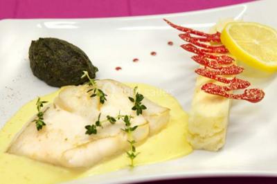 Camion noir de traiteur ’Le Quai Fleuri’ garé devant un bâtiment, avec visuels de prestations culinaires sur les panneaux.