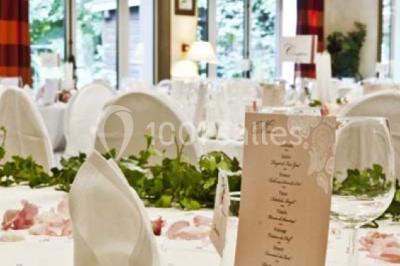 Camion noir de traiteur ’Le Quai Fleuri’ garé devant un bâtiment, avec visuels de prestations culinaires sur les panneaux.