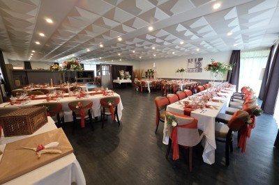 Camion noir de traiteur ’Le Quai Fleuri’ garé devant un bâtiment, avec visuels de prestations culinaires sur les panneaux.